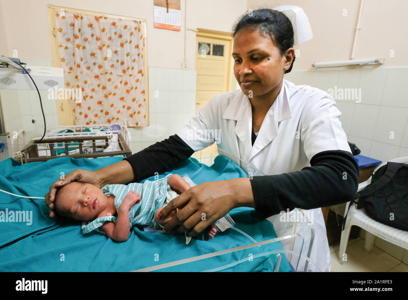 Nurse sisters at the bed of a premature baby in the catholic Seva Nidas Hospital in Dhekiajulil. Federal State Assam, Northeast India, Asia Stock Photo