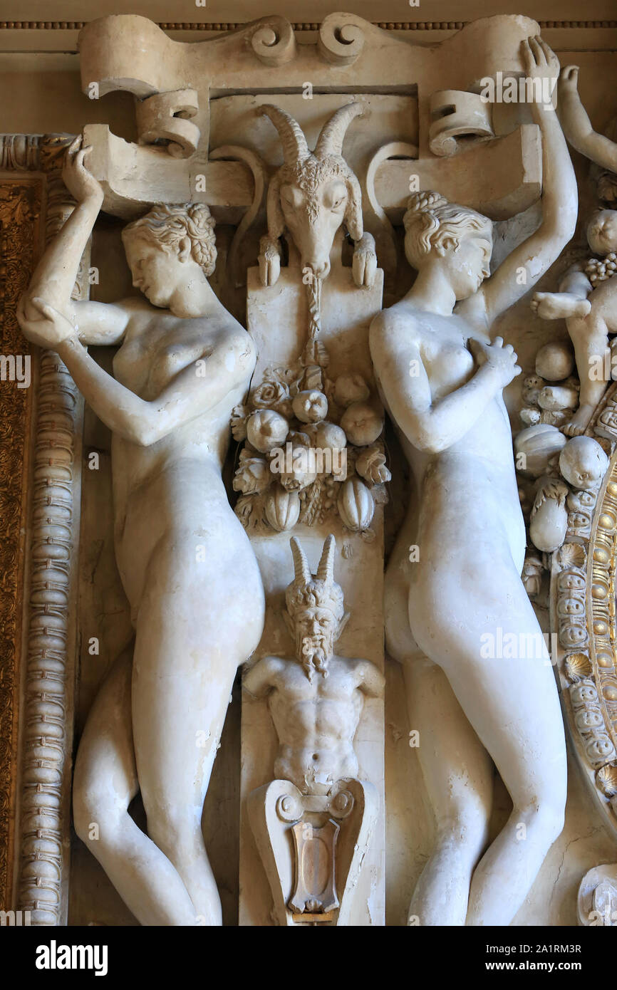 Deux cariatides associées à certains attributs d'Aphrodite. Stuc du Primatice. Galerie François Ier. Château de Fontainebleau. Seine-et-Marne. France. Stock Photo