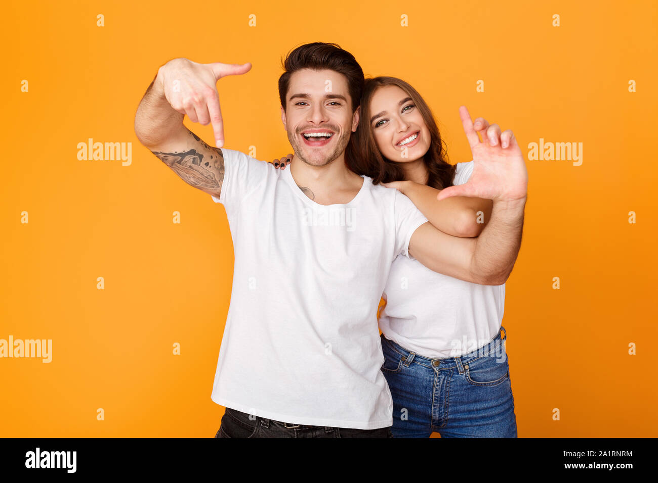 фотография троих людей. мужчина и женщина показывают класс. пара показывает пальцы вверх. 3 пары покажи. 3 пары покажи.