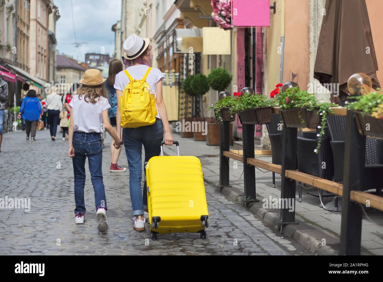 Teen suitcase family hi-res stock photography and images - Alamy