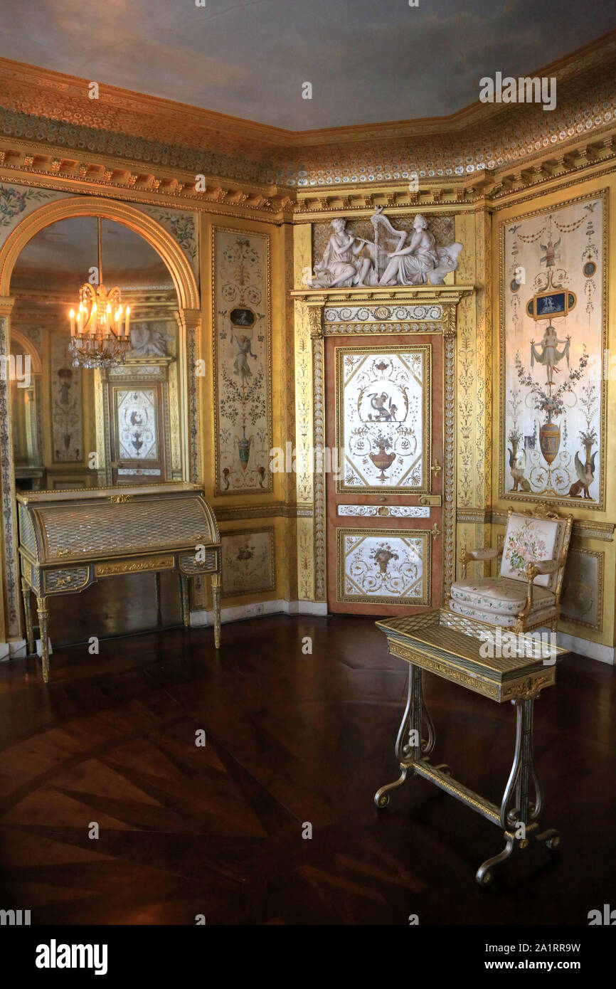 Le Boudoir de la Reine ou Argent Chambre, conçu par l'architecte Pierre-Marie Rousseau, 1751-1829. Salle du Trône. Château de Fontainebleau. France. Stock Photo