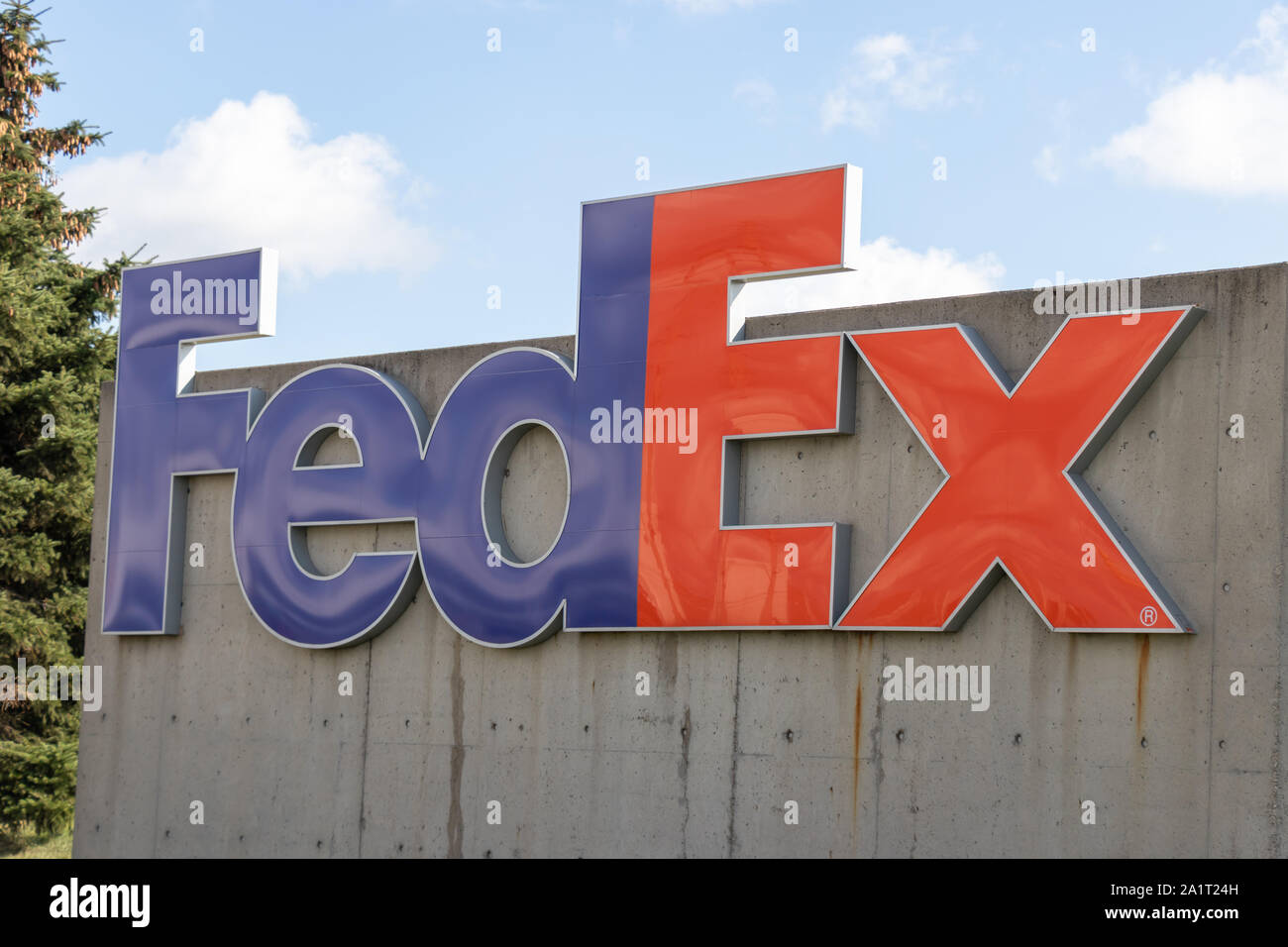 Fedex logo hi-res stock photography and images - Alamy
