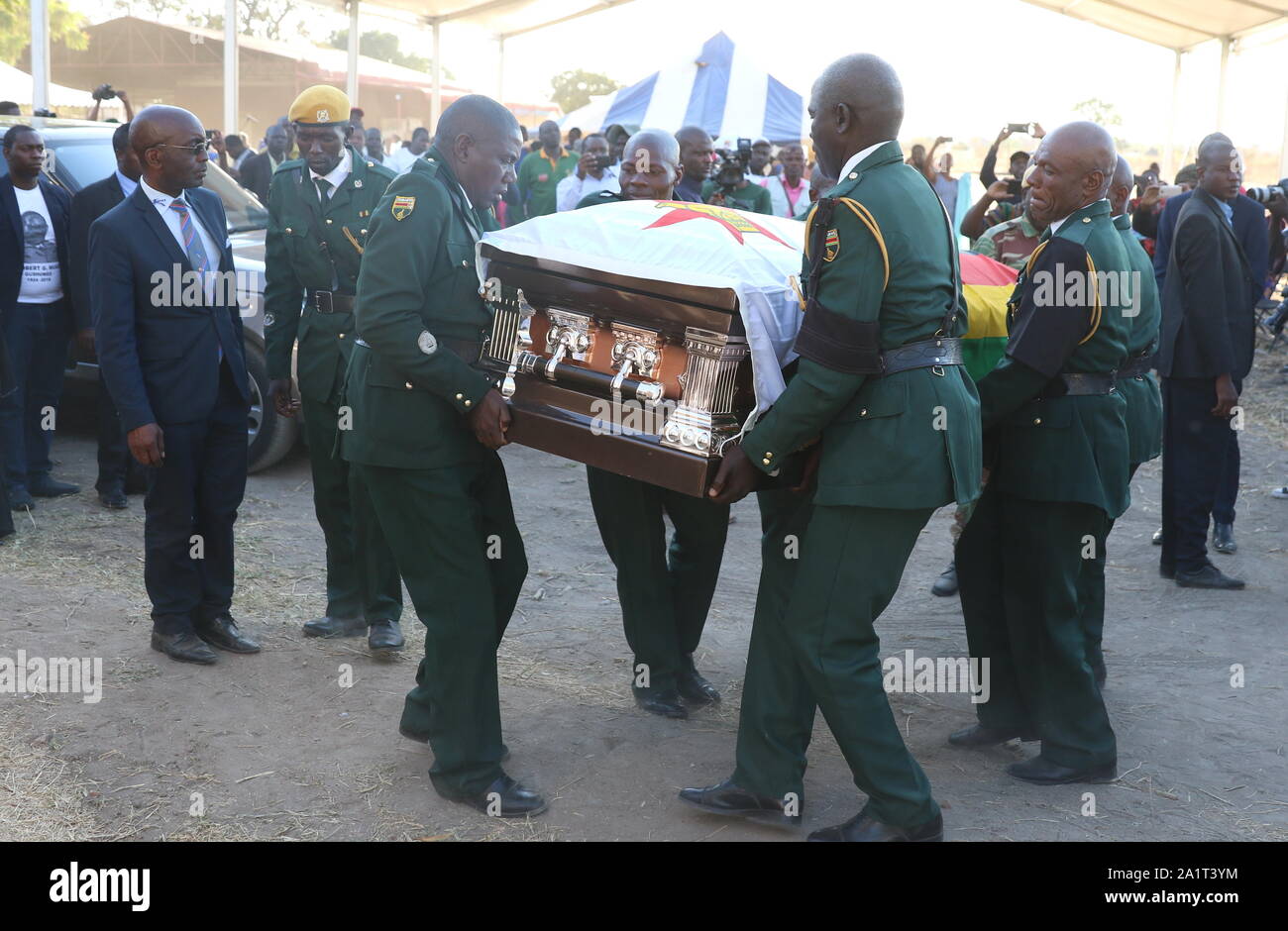 Kutama, Zimbabwe. 28th Sep, 2019. Soldiers carry the casket of former