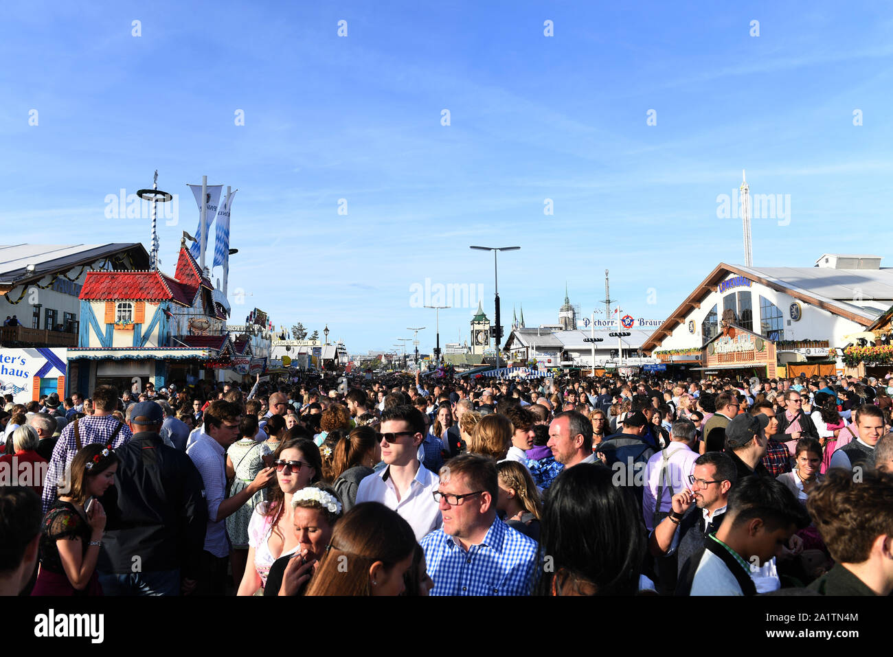 Munich, Germany. 28th Sep, 2019. Many visitors walk across the Wiesn