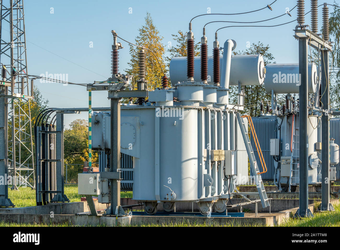 Electricity transmission line high voltage power distribution system