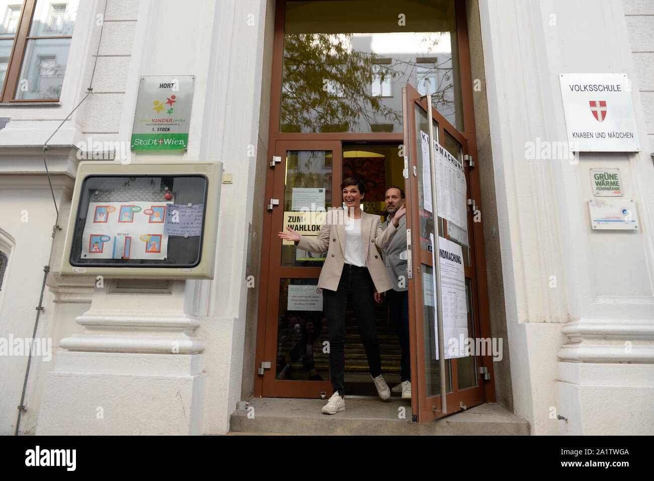 Vienna, Austria. 29th September, 2019. SPÖ (Social Democratic Party) Top candidate (L) Pamela Rendi Wagner and husband (R) Michael Rendi on the way to vote on 29 September 2019 in the school of the city of Vienna, Stubenbastei 3, 1st district in Vienna. Credit: Franz Perc / Alamy Live News Stock Photo