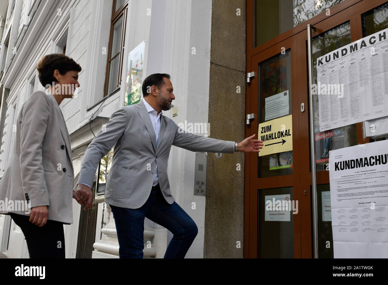 Vienna, Austria. 29th September, 2019. SPÖ (Social Democratic Party) Top candidate (R) Pamela Rendi Wagner and husband (L) Michael Rendi on the way to vote on 29 September 2019 in the school of the city of Vienna, Stubenbastei 3, 1st district in Vienna. Credit: Franz Perc / Alamy Live News Stock Photo