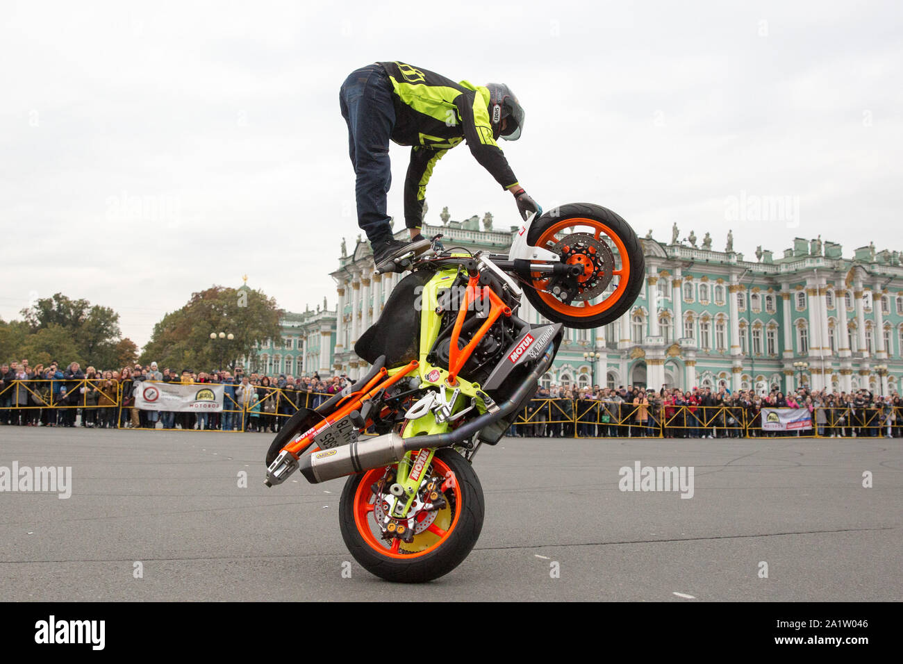 St. Petersburg, Russia. 28th Sep, 2019. A motorcyclist performs during the ending ceremony of the Motorcycle Season in St. Petersburg, Russia, Sept. 28, 2019. Thousands of motorcycles gathered at the Palace Square on Saturday to mark the ending of Motorcycle Season of Russia. Credit: Irina Motina/Xinhua/Alamy Live News Stock Photo