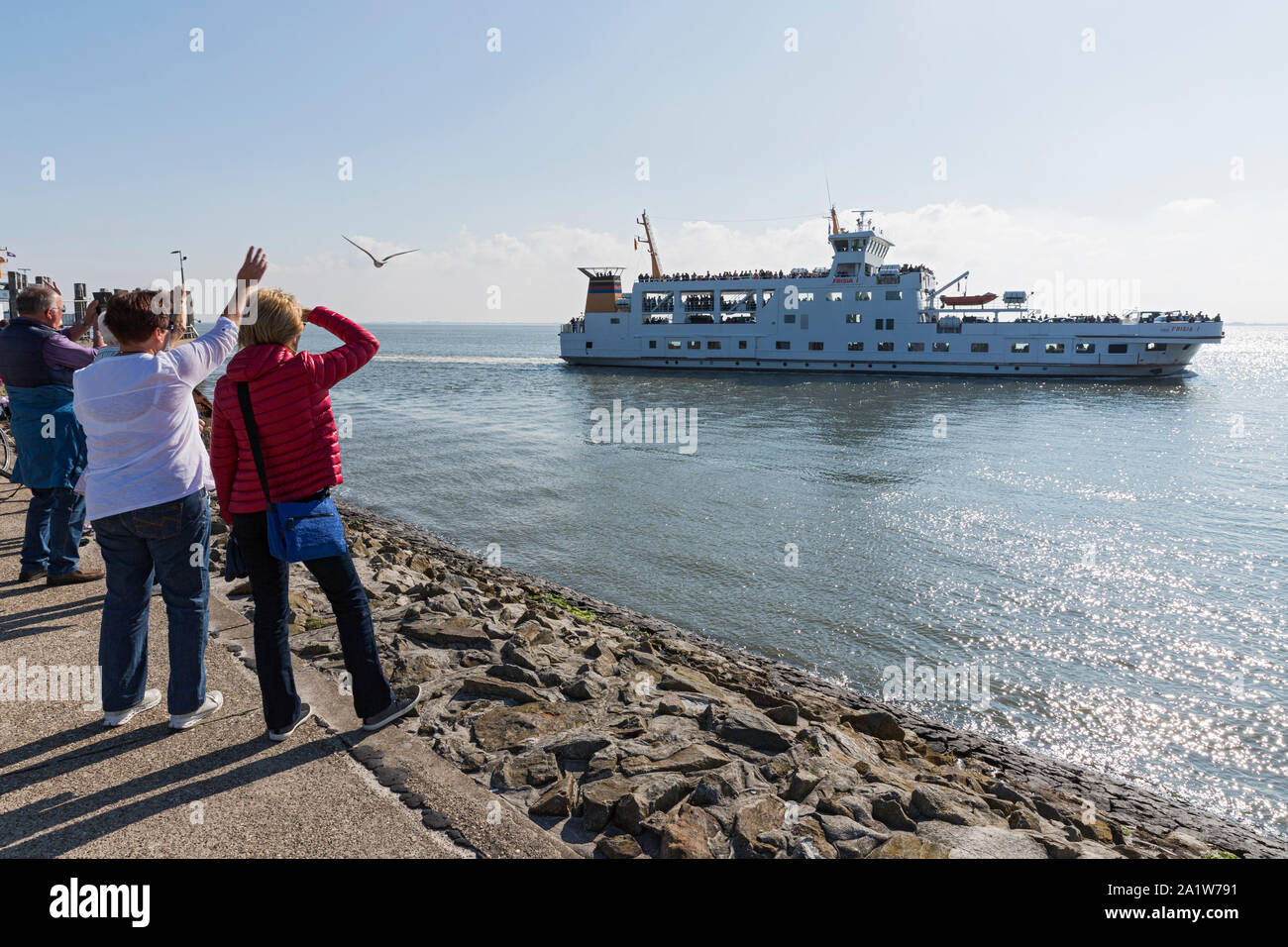 Norderney, Hafen, Fähre, Abfahrt, Zuschauer Stock Photo