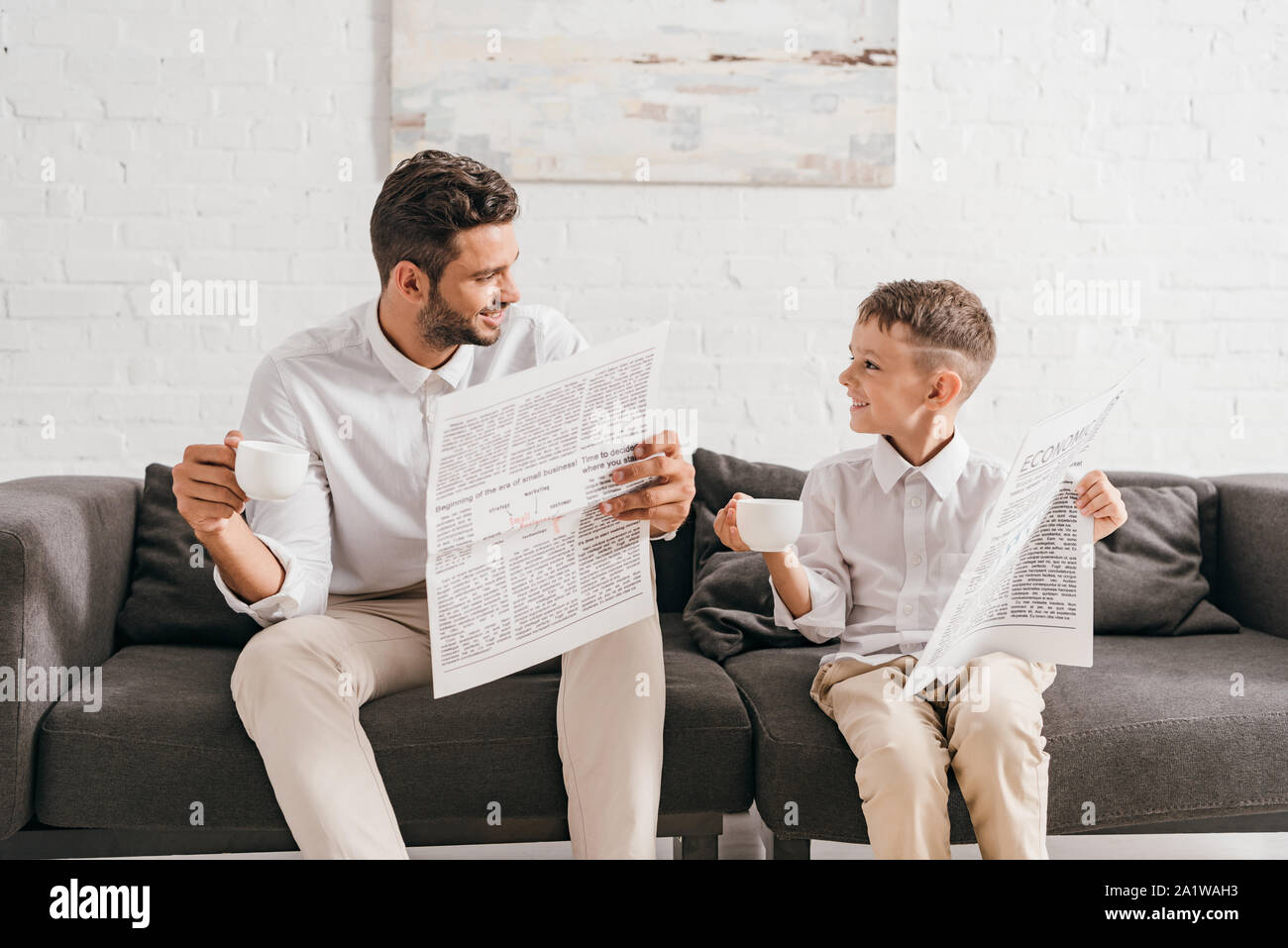 читает газету рисунок. отец читал газету. отец читал газету. иконки лежать на диване. отец читал газету.