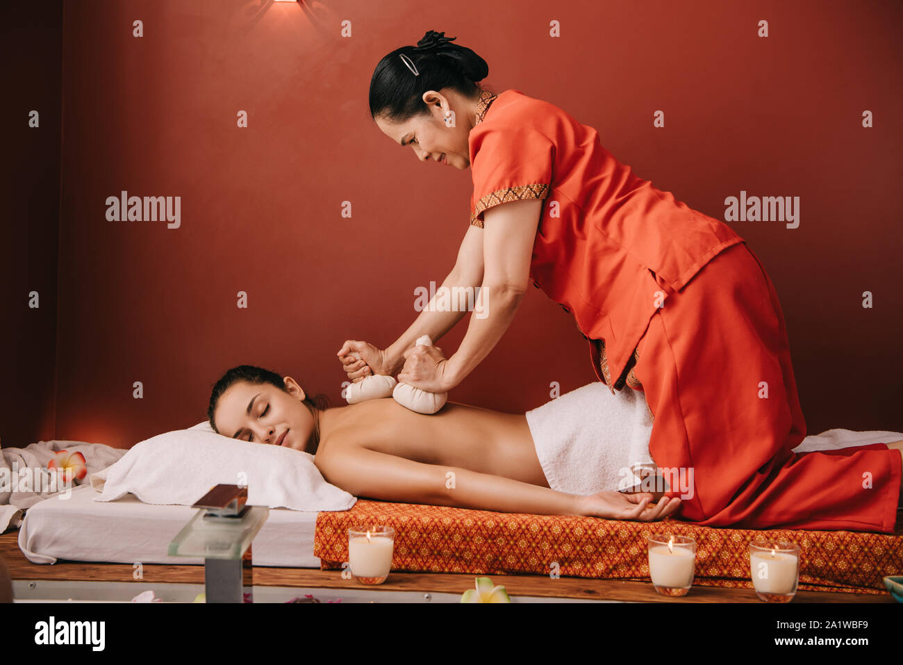 asian masseur doing back massage with herbal balls to woman in spa Stock  Photo - Alamy