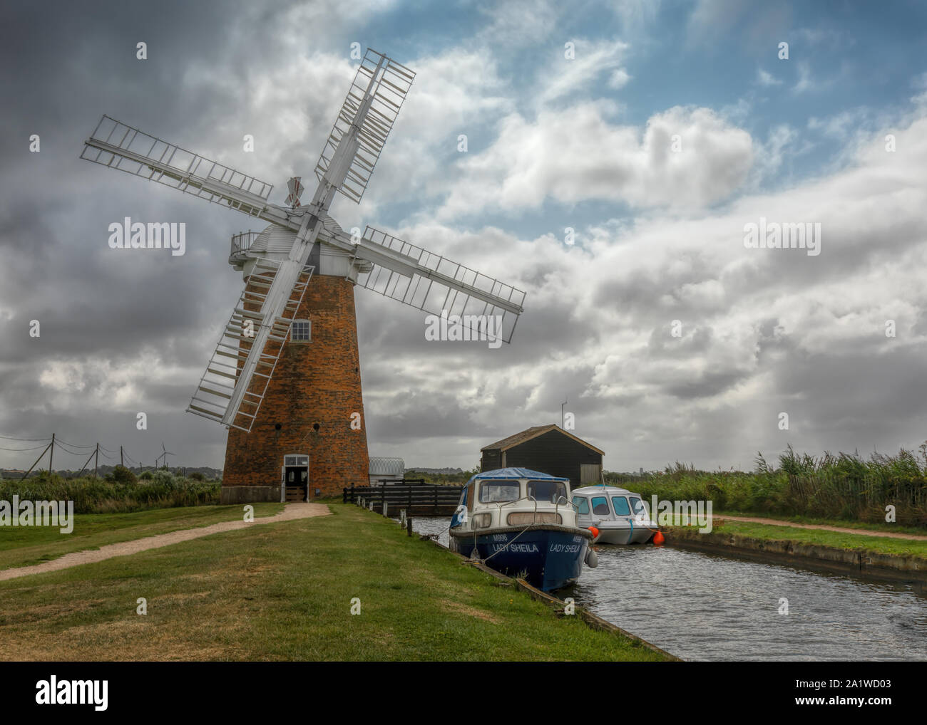 Horsey Wind Pump and boats on the Norfolk Broad Stock Photo