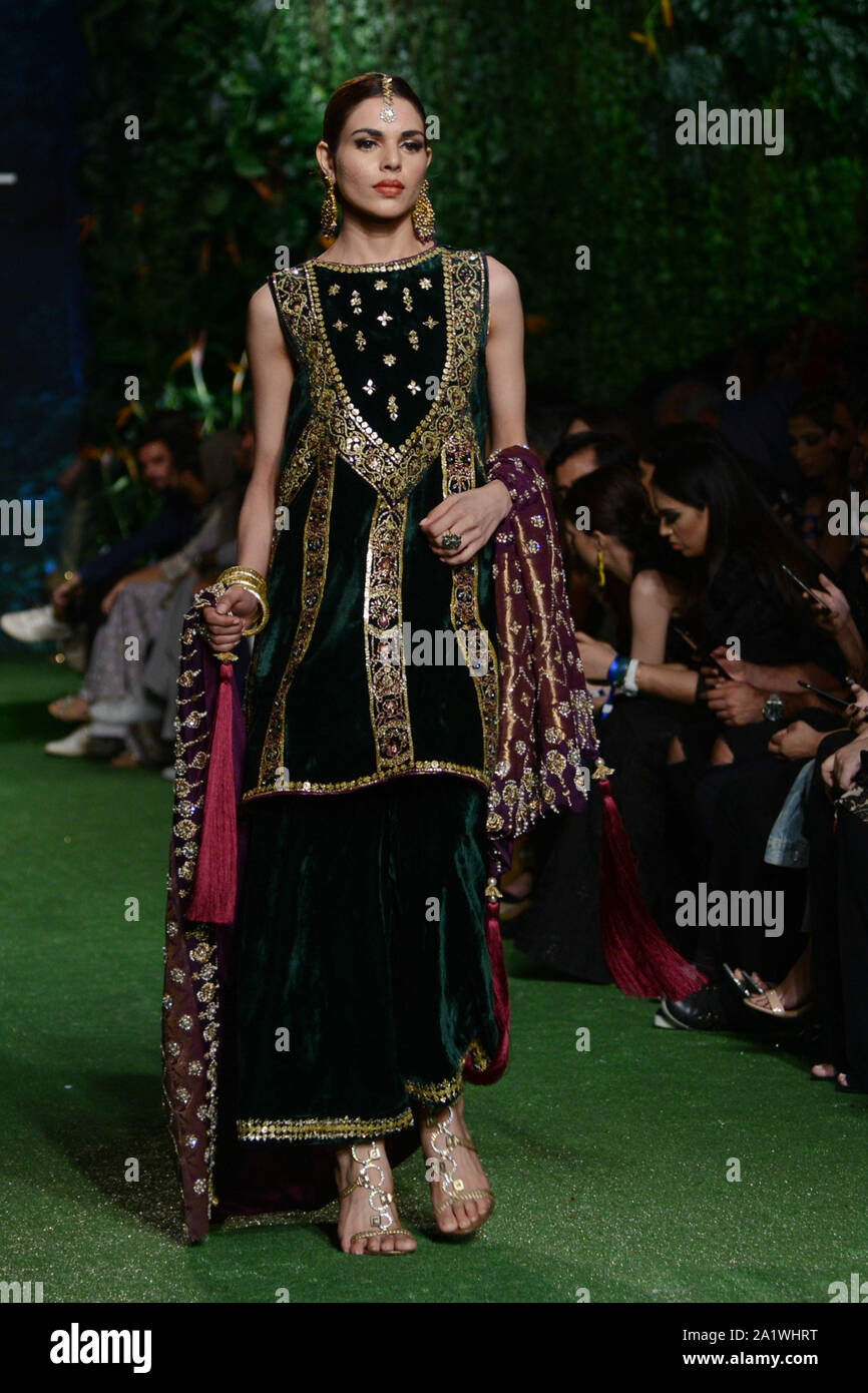 Lahore Pakistan. 27th Sep 2019. Models walks on ramp and