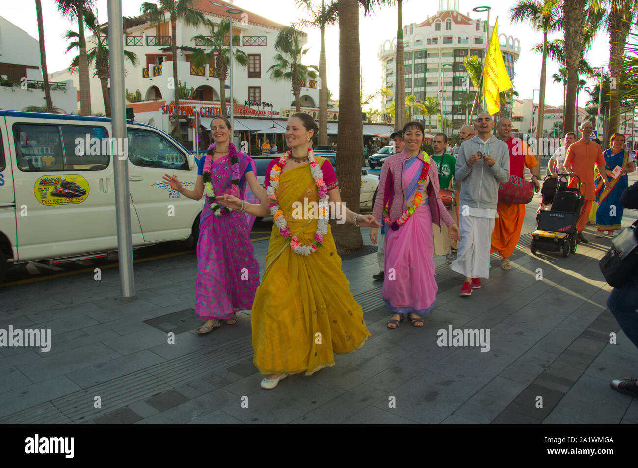 Membros não identificados de Hare Krishna cantando e dançando — Fotografia  de Stock Editorial © jrp_studio #12887668