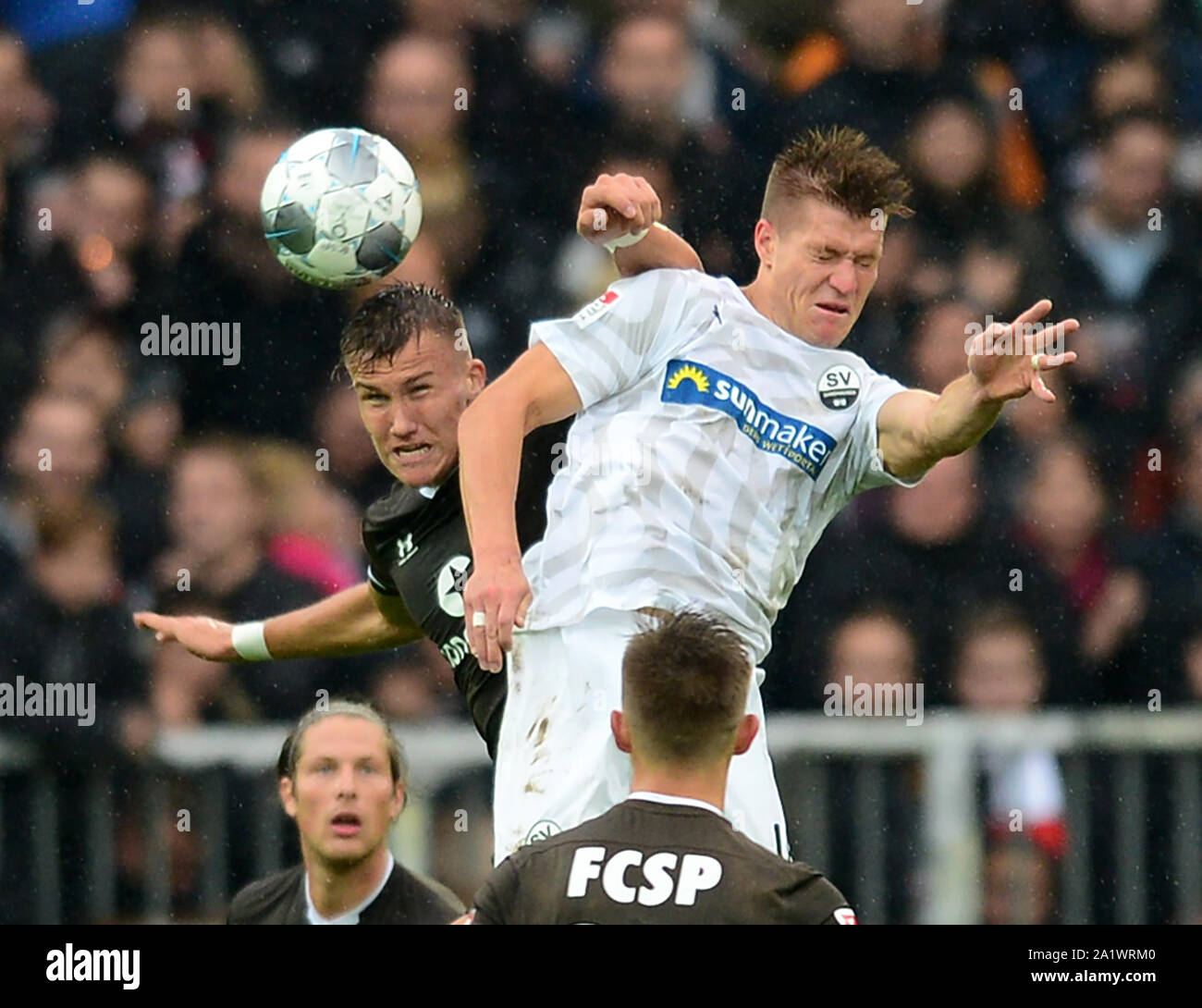 Hamburg, Germany. 29th Sep, 2019. Soccer: 2nd Bundesliga, 8th matchday: FC St. Pauli - SV Sandhausen at Millerntor Stadium. Hamburg's Leo Östigard (l) and Sandhausens Kevin Behrens fight for the ball. Credit: Daniel Bockwoldt/dpa - IMPORTANT NOTE: In accordance with the requirements of the DFL Deutsche Fußball Liga or the DFB Deutscher Fußball-Bund, it is prohibited to use or have used photographs taken in the stadium and/or the match in the form of sequence images and/or video-like photo sequences./dpa/Alamy Live News Stock Photo