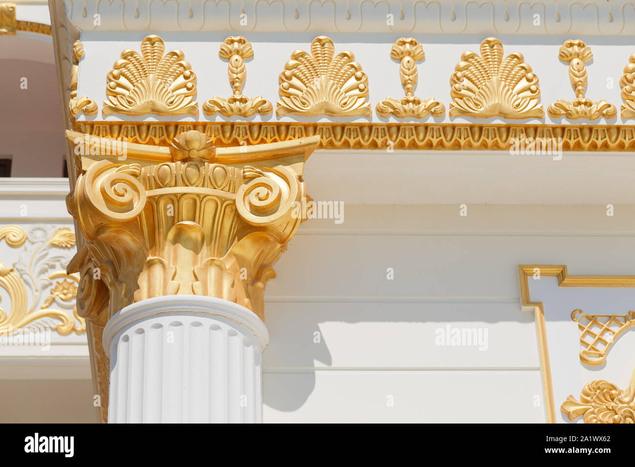 Gold classic column top hi-res stock photography and images - Alamy