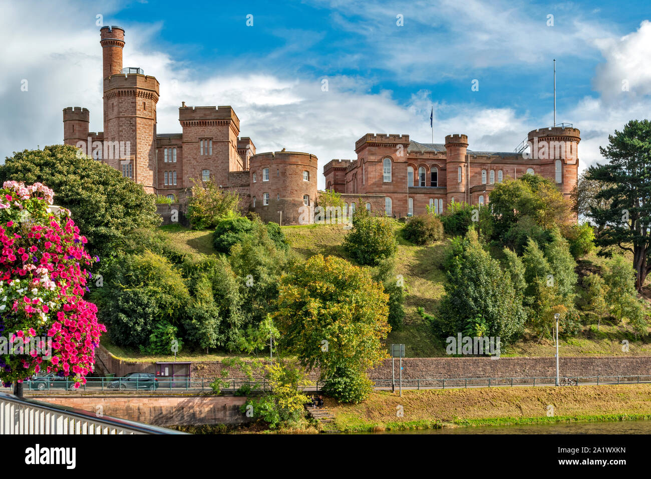 INVERNESS CITY SCOTLAND THE CASTLE FROM NESS BRIDGE WITH SPECTACULAR SUMMER FLOWERS Stock Photo