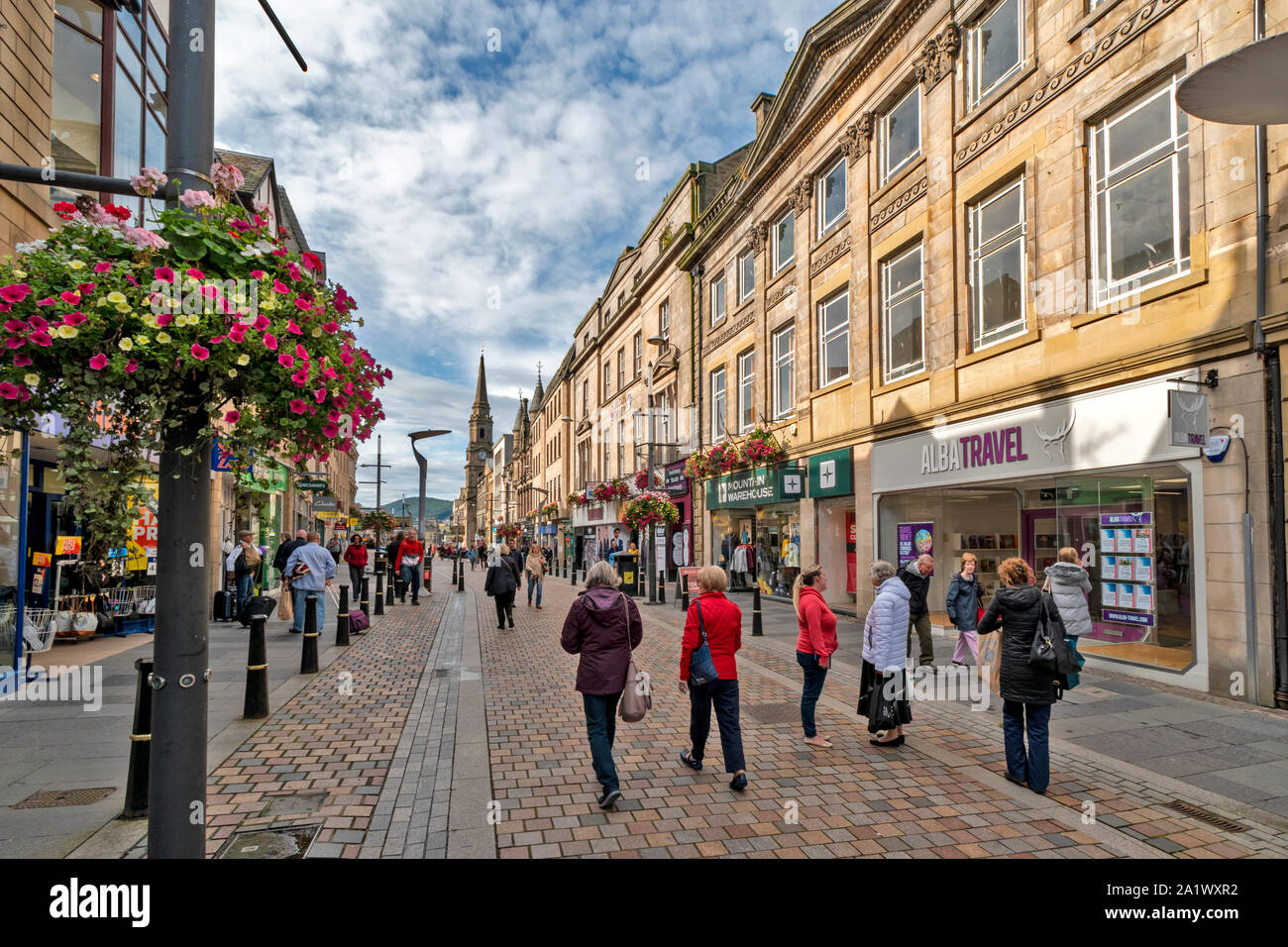 INVERNESS CITY SCOTLAND THE FLOWER LINED HIGH STREET LATE SUMMER MORNING Stock Photo