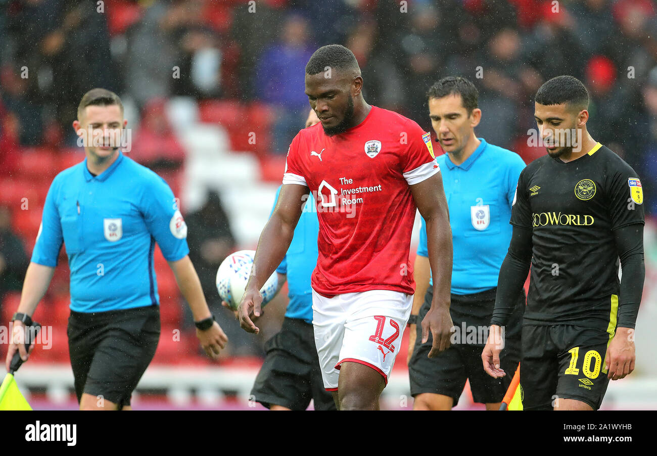 Barnsley's Dimitri Cavare (left) and Brentford's Said Benrahma (right) during the Sky Bet Championship match at Oakwell, Barnsley. Stock Photo