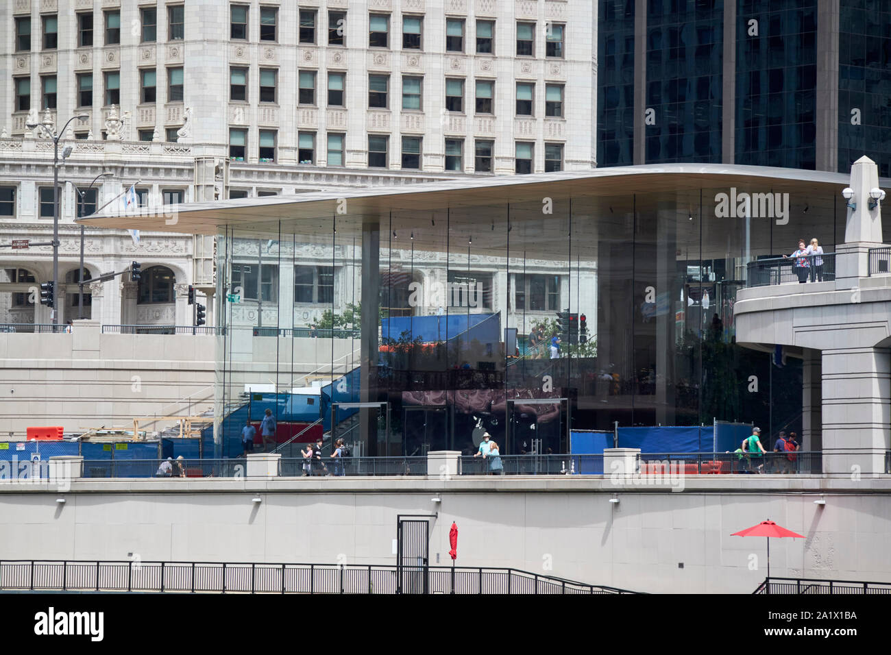 A Photo Tour of Apple's New Flagship Chicago Store - MacStories