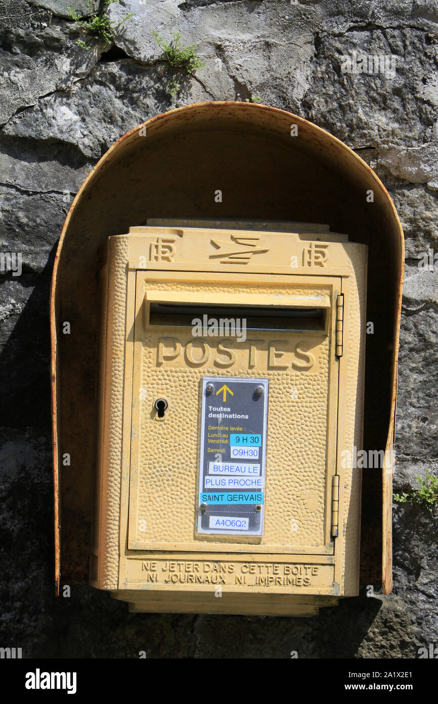 Boite aux lettres. La Poste. Saint-Gervais-les-Bains. Haute-Savoie. France. Stock Photo