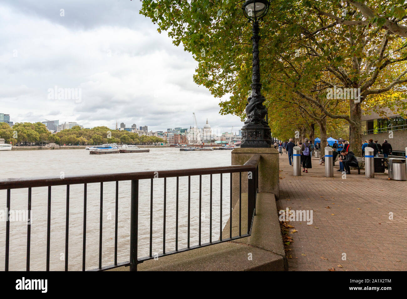 Londons southbank walkway hi-res stock photography and images - Alamy