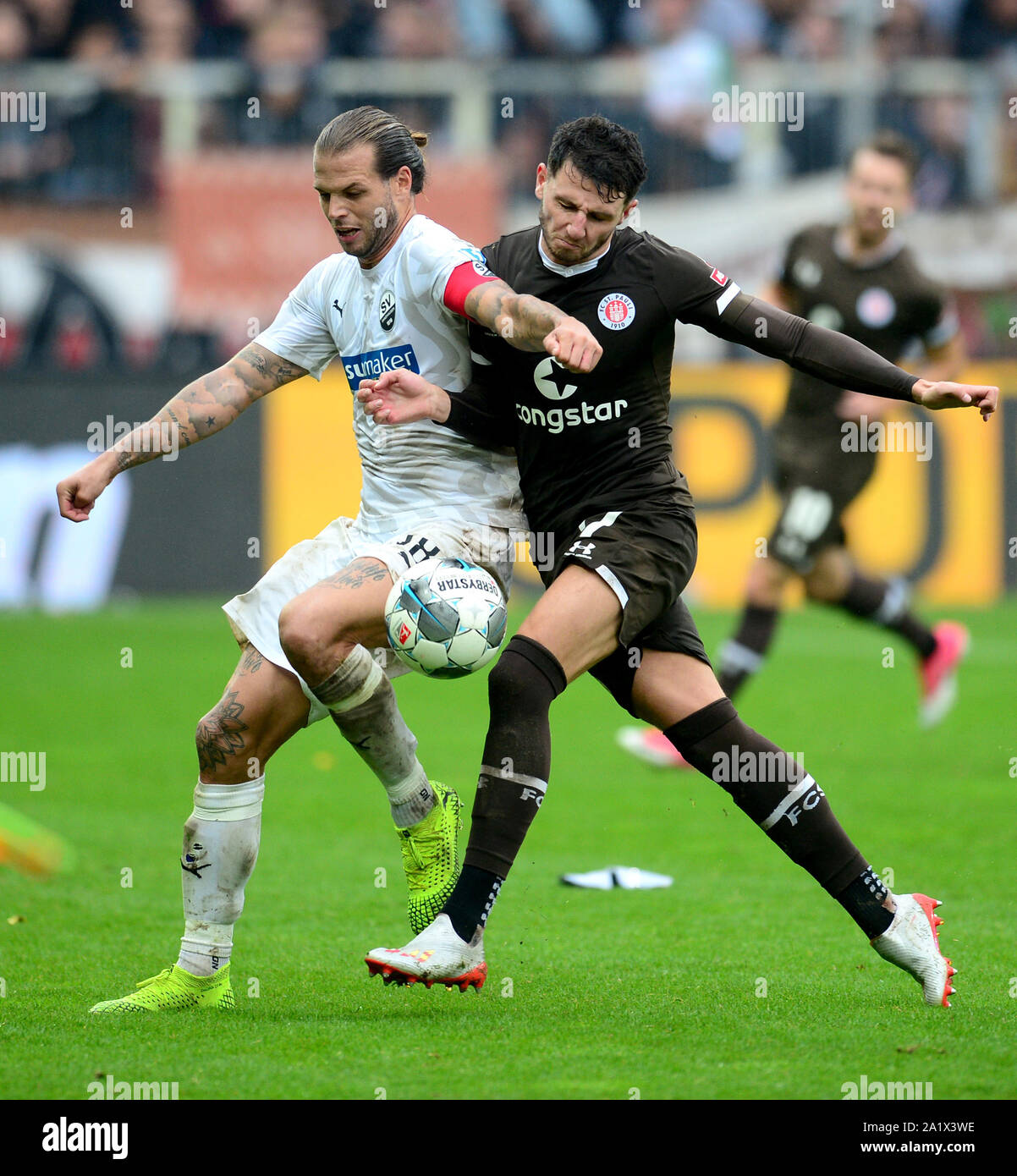 Hamburg, Germany. 29th Sep, 2019. Soccer: 2nd Bundesliga, 8th matchday: FC St. Pauli - SV Sandhausen at Millerntor Stadium. Sandhausen's Dennis Diekmeier (l) and Hamburg's Matt Penney fight for the ball. Credit: Daniel Bockwoldt/dpa - IMPORTANT NOTE: In accordance with the requirements of the DFL Deutsche Fußball Liga or the DFB Deutscher Fußball-Bund, it is prohibited to use or have used photographs taken in the stadium and/or the match in the form of sequence images and/or video-like photo sequences./dpa/Alamy Live News Stock Photo