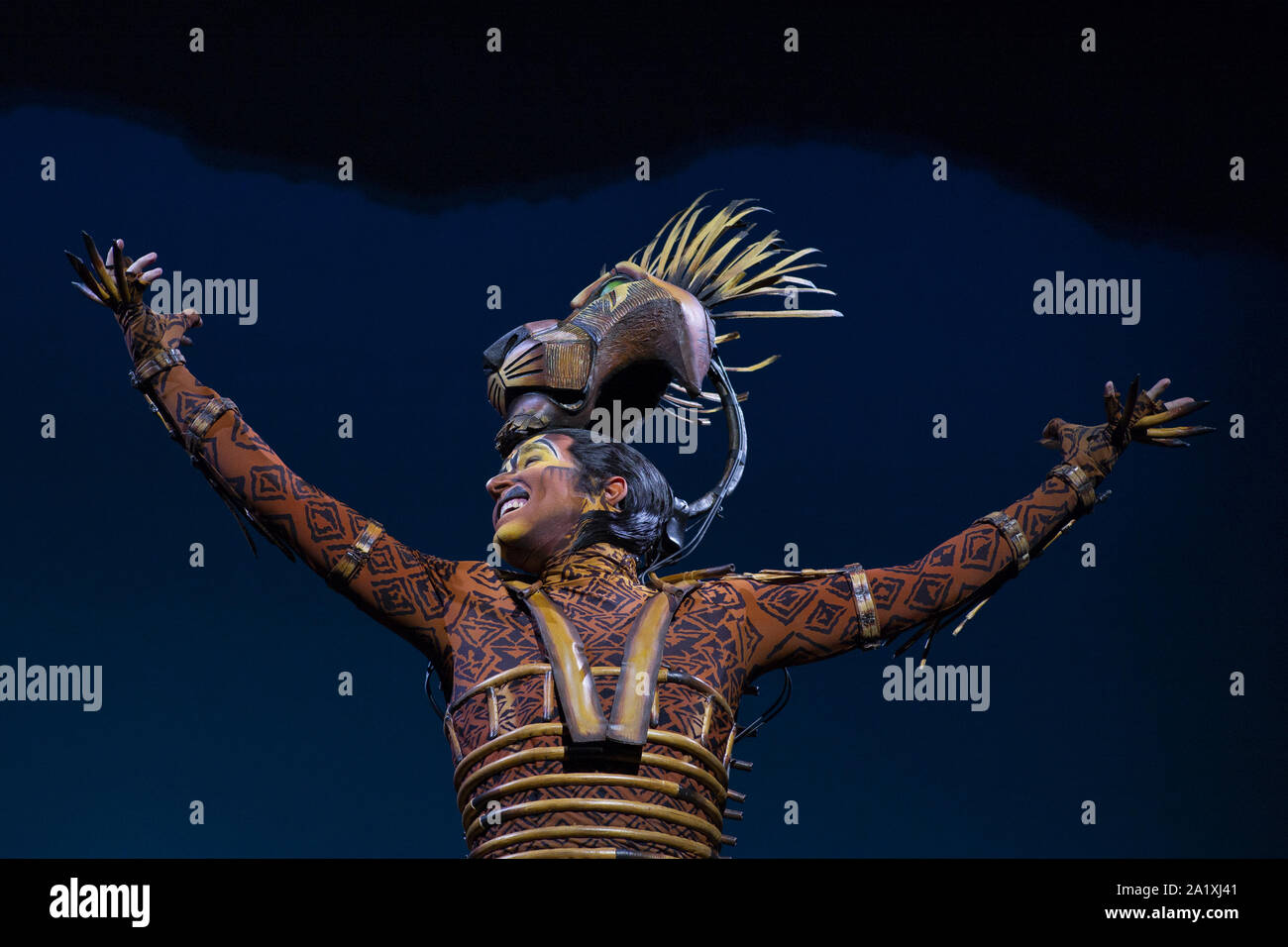 Actors perform during the musical The Lion King (El Rey Leon) in Madrid,  Spain, 29 August 2019 Featuring: Atmosphere Where: Madrid, Spain When: 29  Aug 2019 Credit: Oscar Gonzalez/WENN.com Stock Photo - Alamy