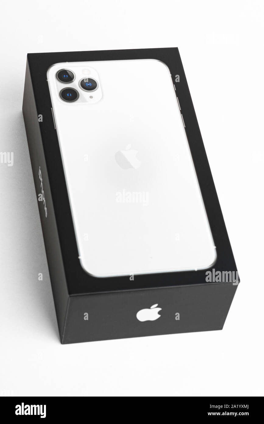 Apple iPhone 11 pro ホワイト 本体 箱付き Iphone 11 pro max box hi-res stock photography and images - Alamy