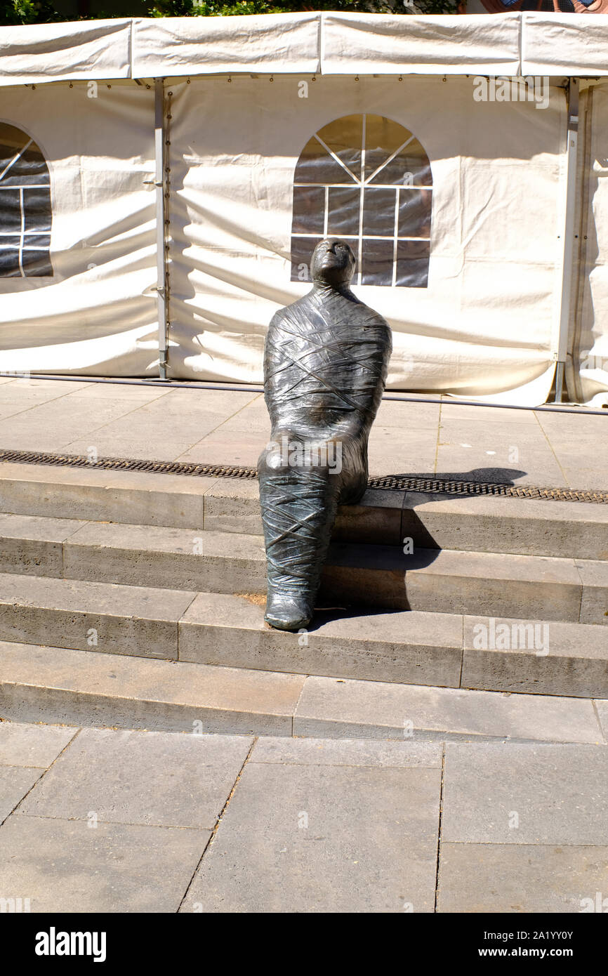 Man sitting statue hires stock photography and images Alamy