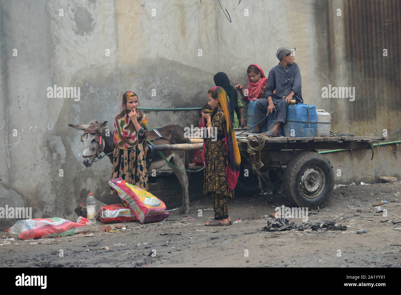 Lahore, Pakistan. 29th Sep, 2019. Pakistani workers busy in their ...