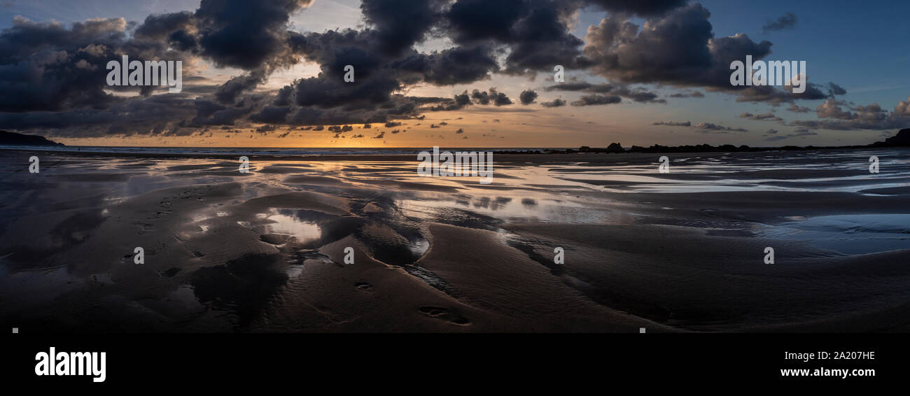 Sunset over the Atlantic ocean from Widemouth Bay beach, North Cornwall, England Stock Photo