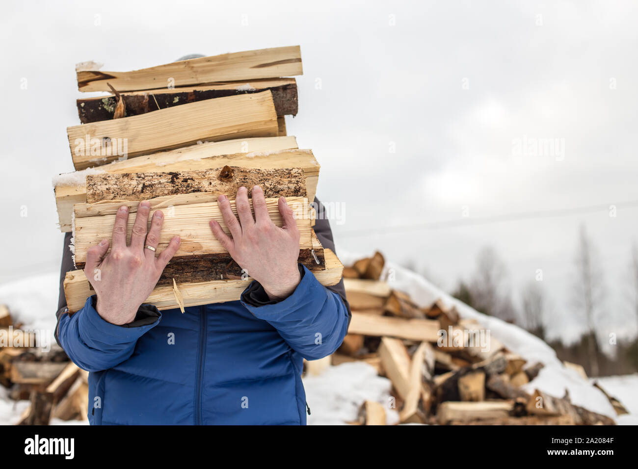 Вязанка дров. Рубка дров. Человек рубит дрова в деревне. Женщина с дровами. Разбитые дрова.