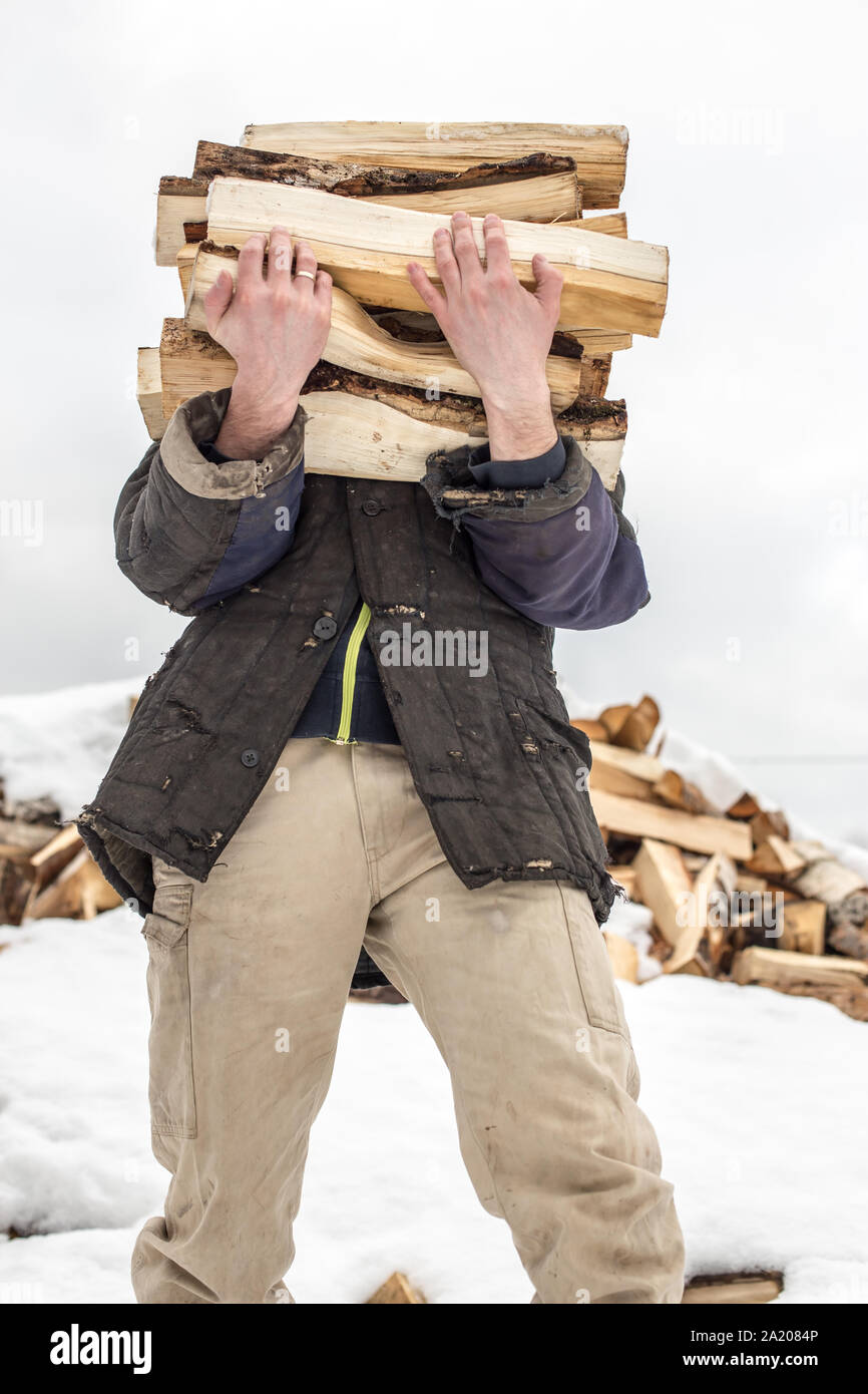 Воруют дрова. Таскать дрова. Рубить дрова. Фотосессия с дровами. Парень с дровами.