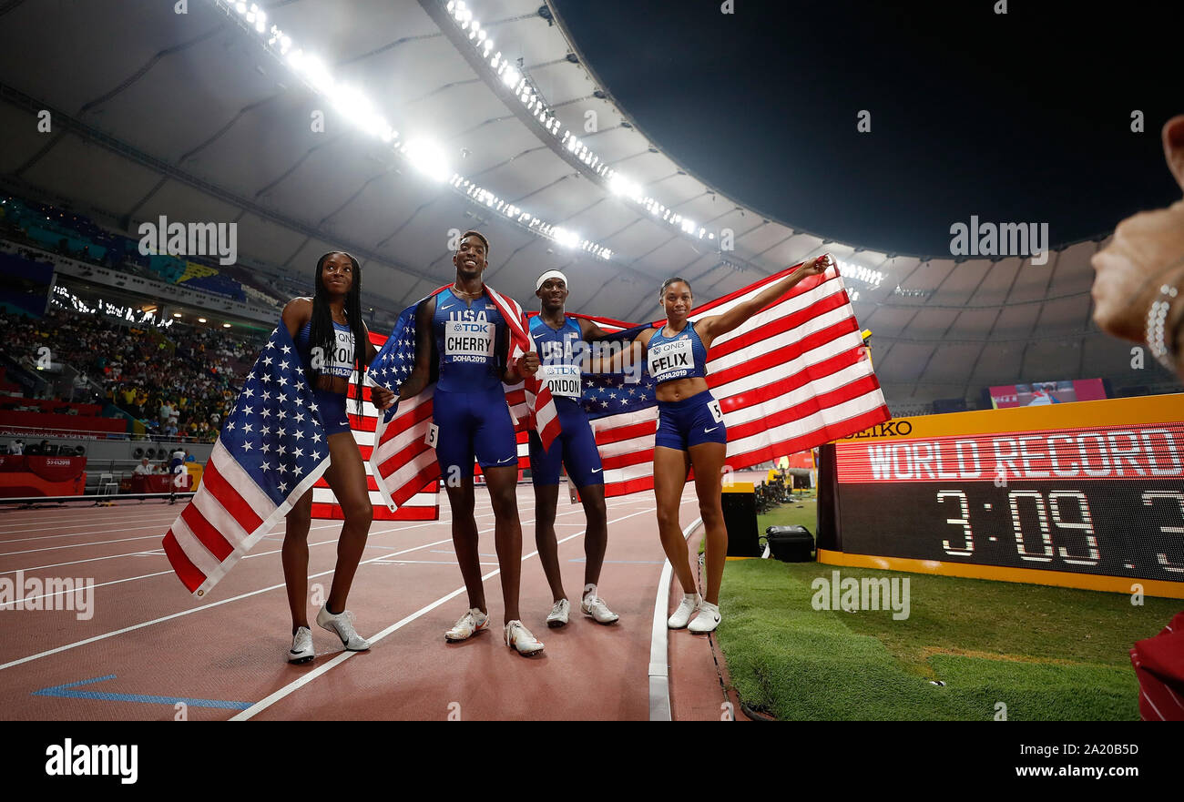 Doha Qatar 29th Sep 19 Team Usa Pose For Photos With The Scoreboard After The 4x400m Mixed Relay Final At The 19 Iaaf World Athletics Championships In Doha Qatar Sept 29 19