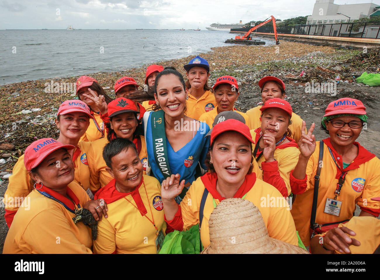 Manila, Sept. 30. 26th Oct, 2019. Miss Earth 2019 candidate Jociani Repossi (C) takes a photo with workers from the Metropolitan Manila Development Authority (MMDA) during a coastal cleanup in Manila, the Philippines, Sept. 30, 2019. The coastal cleanup is part of the activities leading up to the Miss Earth 2019 coronation night in Naga Province on Oct. 26, 2019. Credit: Rouelle Umali/Xinhua/Alamy Live News Stock Photo