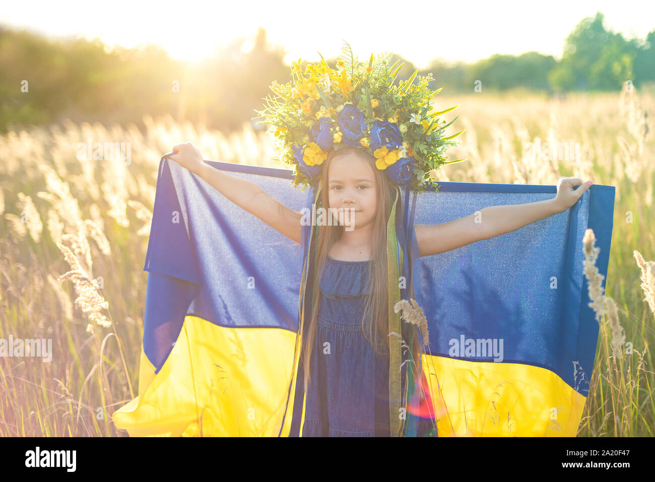 Україна має. Девочка с украинским флагом. Девочка с флагом Украины в поле. Поле флага Украины и девушка. Ребенок с флагом Украины.