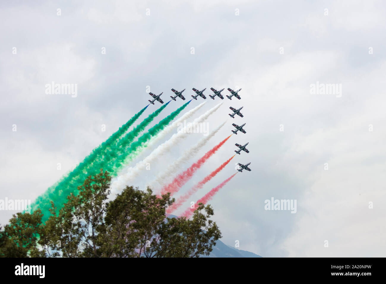 Italian tricolor arrows hi-res stock photography and images - Alamy