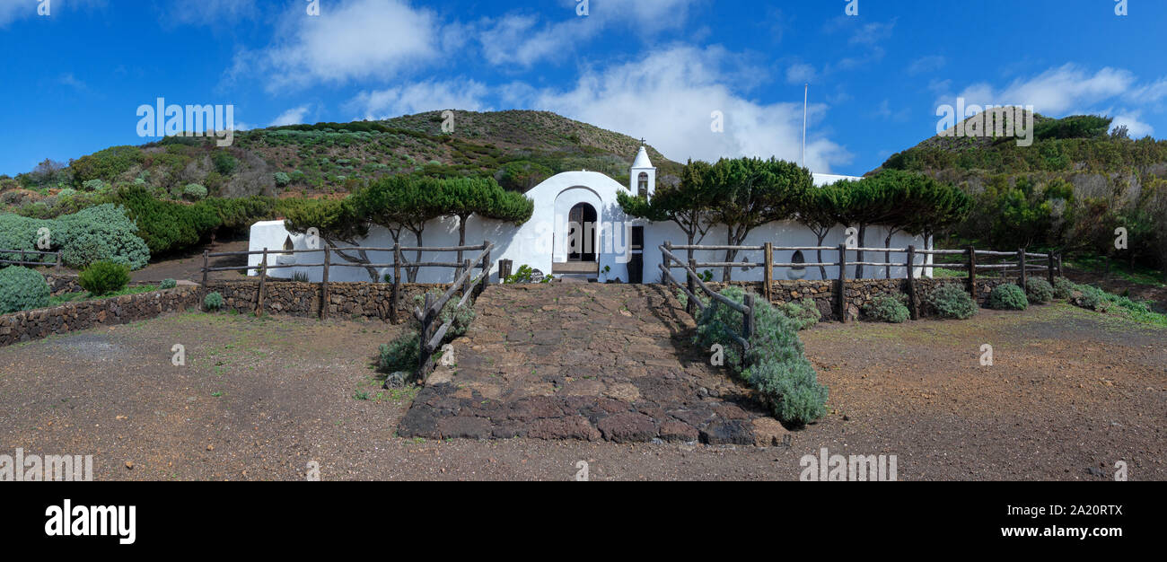 El Hierro - Kirche Ermita Virgen de Los Reyes - Panorama von vorn  El Hierro - Church Ermita Virgen de Los Reyes - panorama from the front Stock Photo