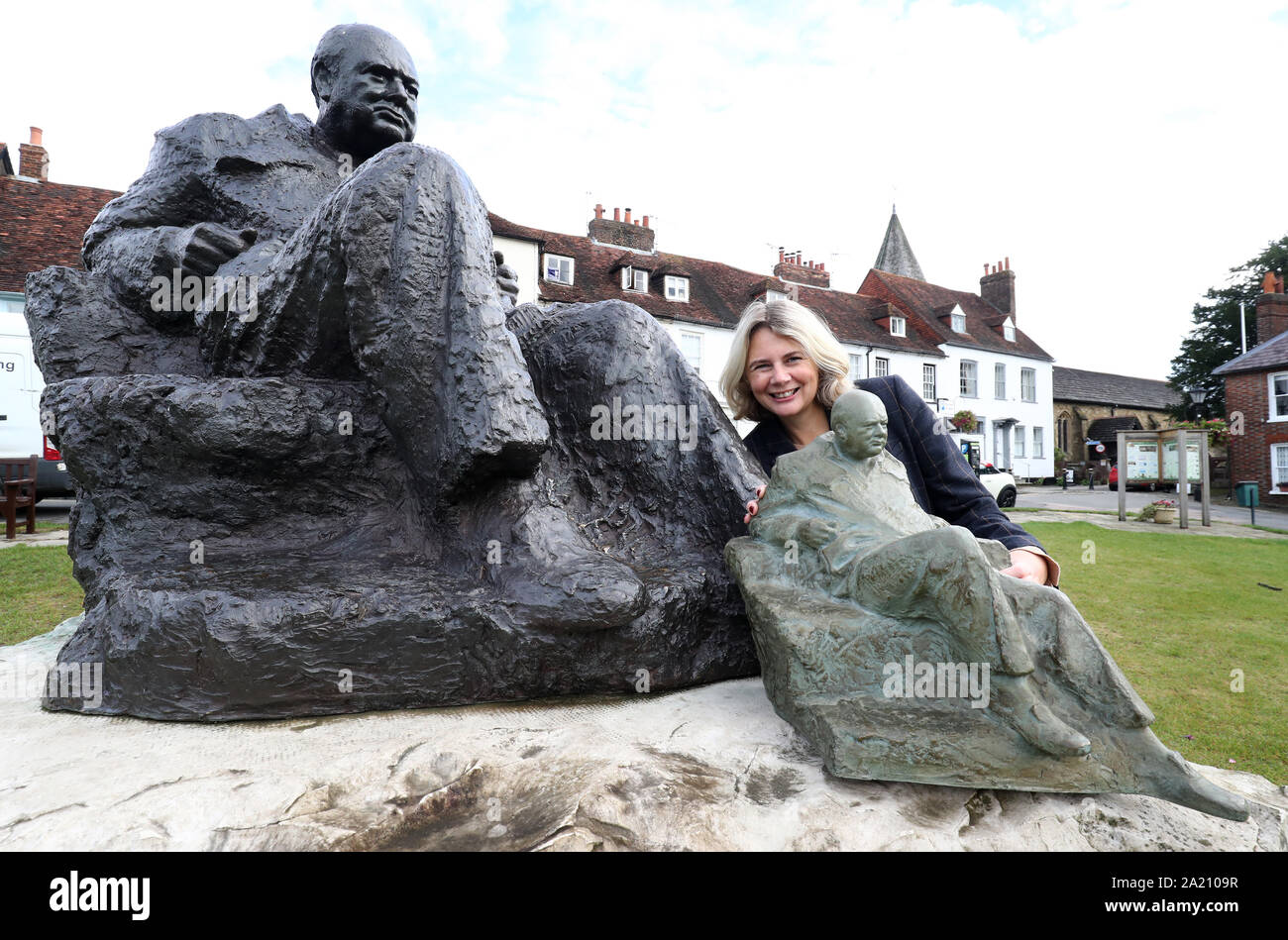 Auctioneer Catherine Southon with a model of the statue by Oscar Nemon of Sir Winston Churchill that stands on the Green at Westerham, Kent, and which will be auctioned by Catherine Southon Auctioneers and Valuers later this week. Stock Photo