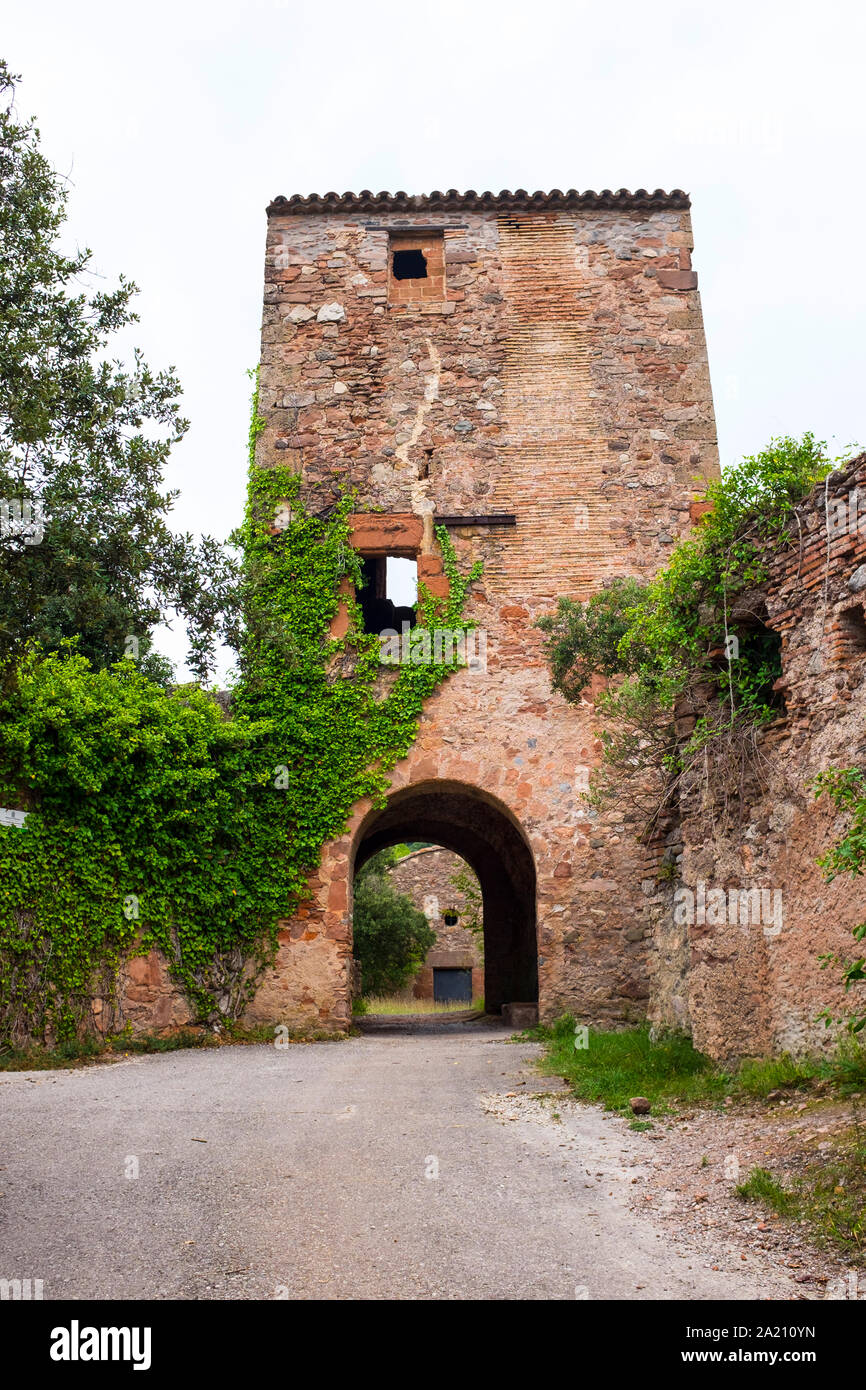Mas de l'Obac Vell o Casa Vella de l'Obac - 12th century castle in the Parc Natural de Sant Llorenç del Munt i l'Obac Stock Photo