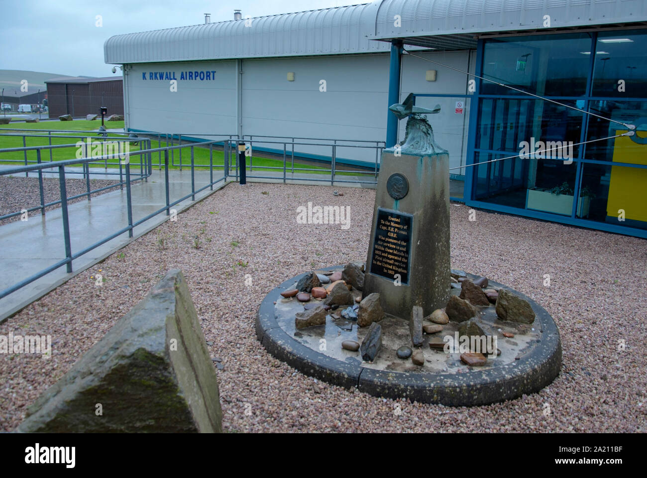 Memorial Obelisk Captain Edward Ted Fresson OBE Aviation Pioneer Kirkwall Airport Gill of Garth Mainland The Orkney Isles Scotland United Kingdom bron Stock Photo