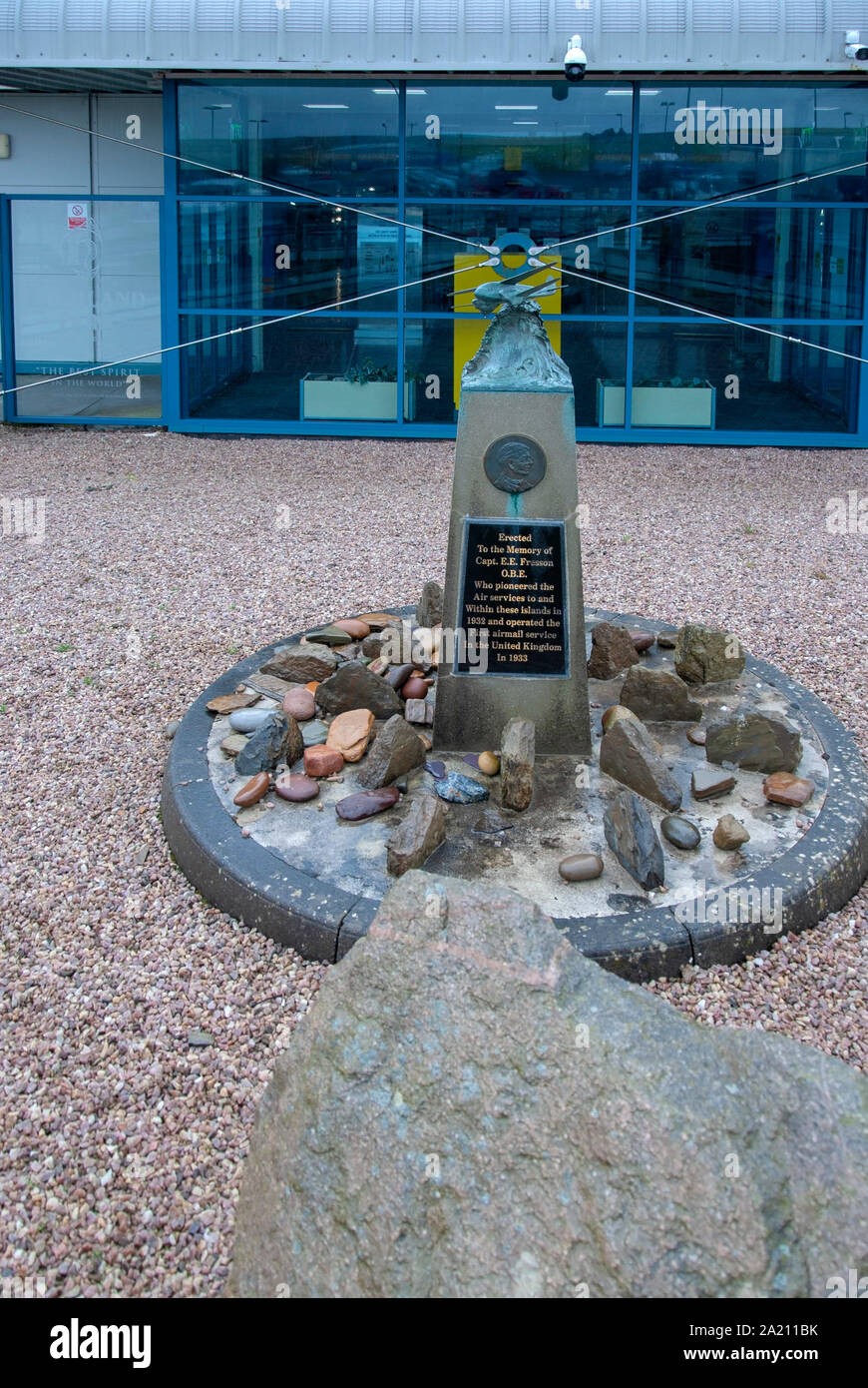 Memorial Obelisk Captain Edward Ted Fresson OBE Aviation Pioneer Kirkwall Airport Gill of Garth Mainland The Orkney Isles Scotland United Kingdom bron Stock Photo