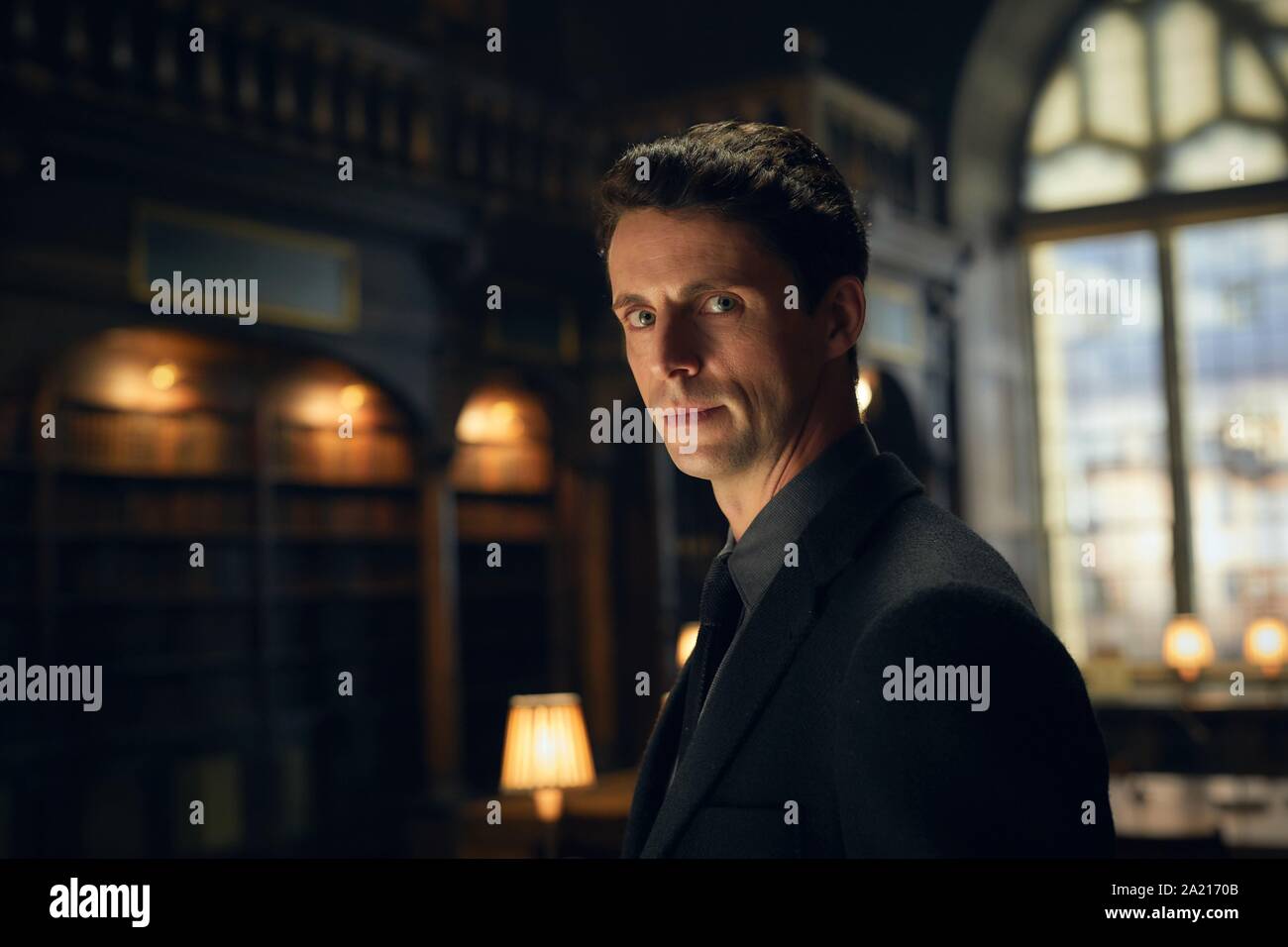 MATTHEW GOODE in A DISCOVERY OF WITCHES (2018), directed by JUAN CARLOS MEDINA and FARREN BLACKBURN. Credit: AMC / Album Stock Photo
