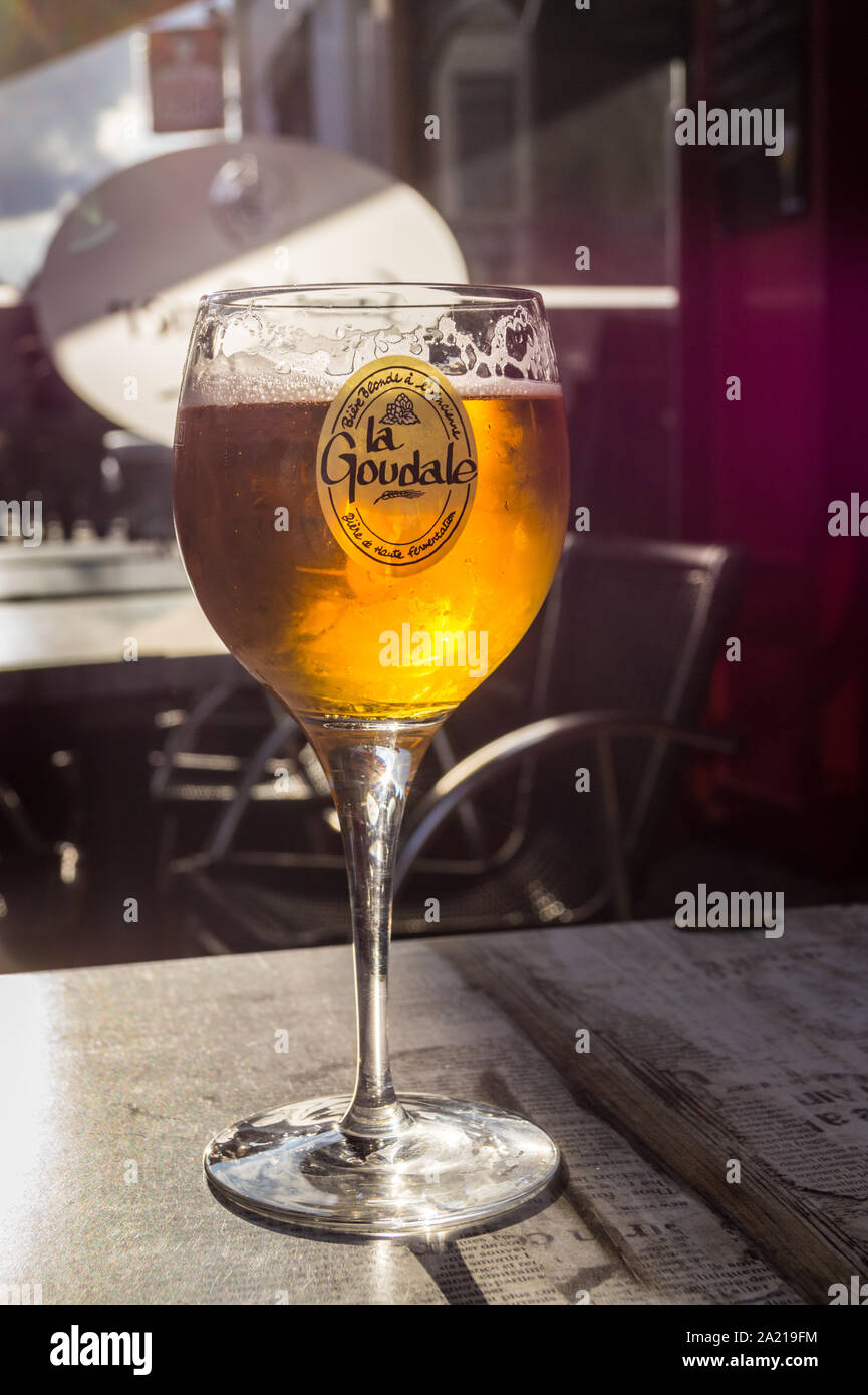 PHOTOGRAPH A glass of La Goudale bière de garde in its own branded glass,  Saint-Omer, Pas de Calais, Hauts de France, France Stock Photo - Alamy