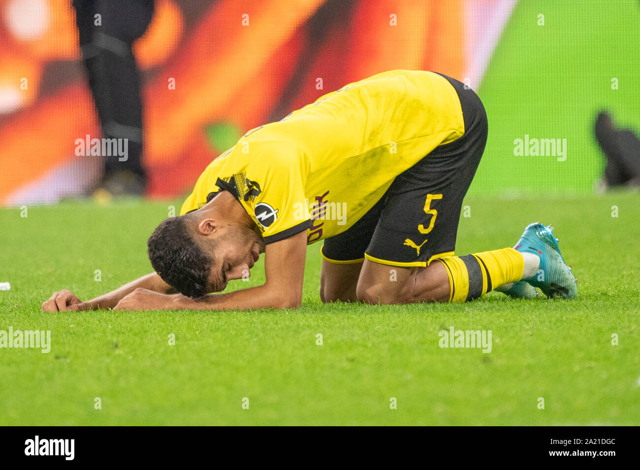 Dortmund, Deutschland. 28th Sep, 2019. Achraf HAKIMI (DO) kneels after the  game on the pitch and is disappointed, disappointed, disappointment,  disappointment, sad, frustrated, frustrated, latex, full figure, kneeling,  squats, squatting, Soccer 1st