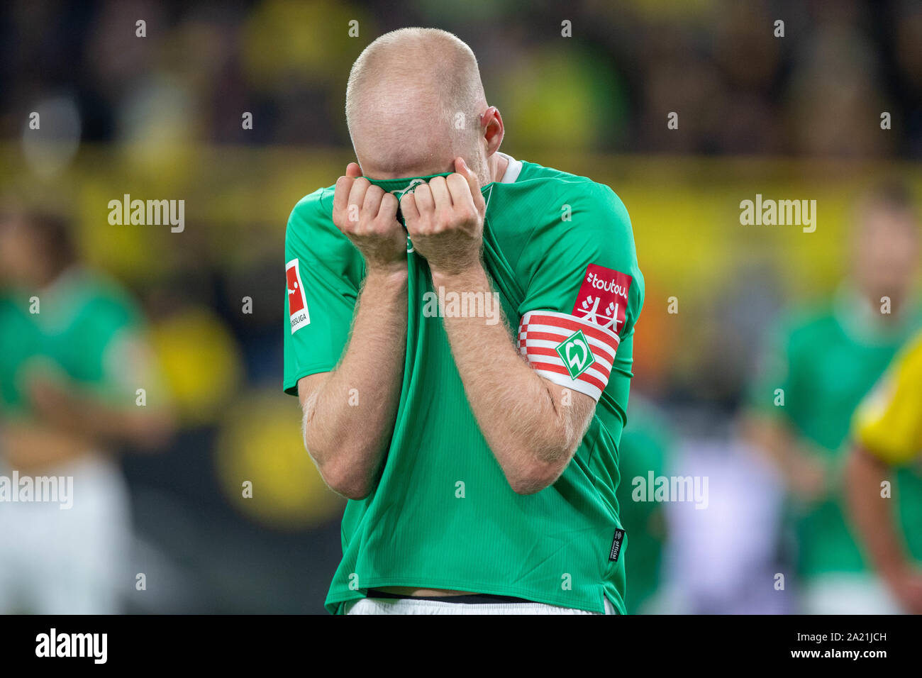 Davy KLAASSEN (HB) holding his jersey in front of his face, frustrated ...