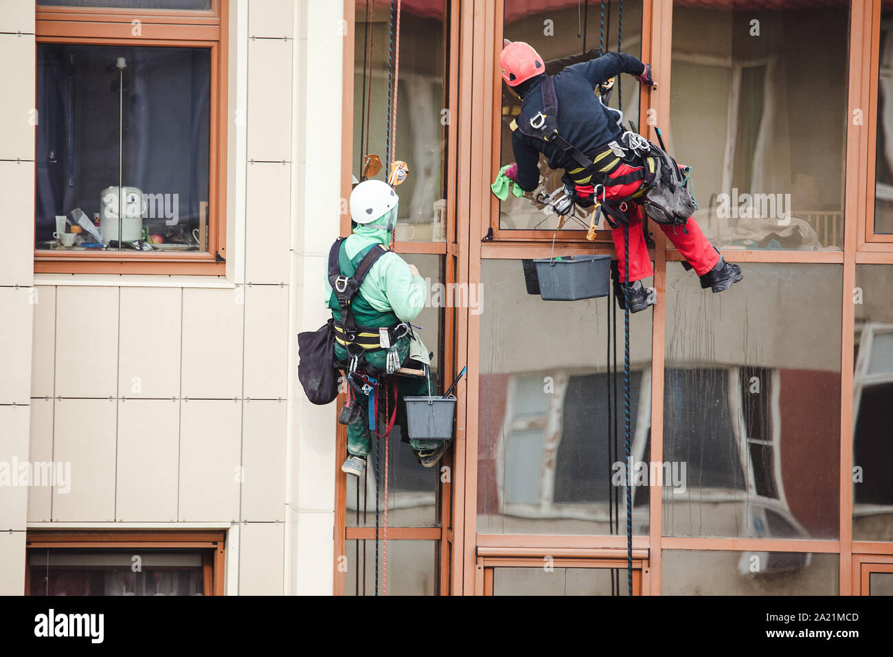 workers cleaning the windows on the ropes Stock Photo Alamy