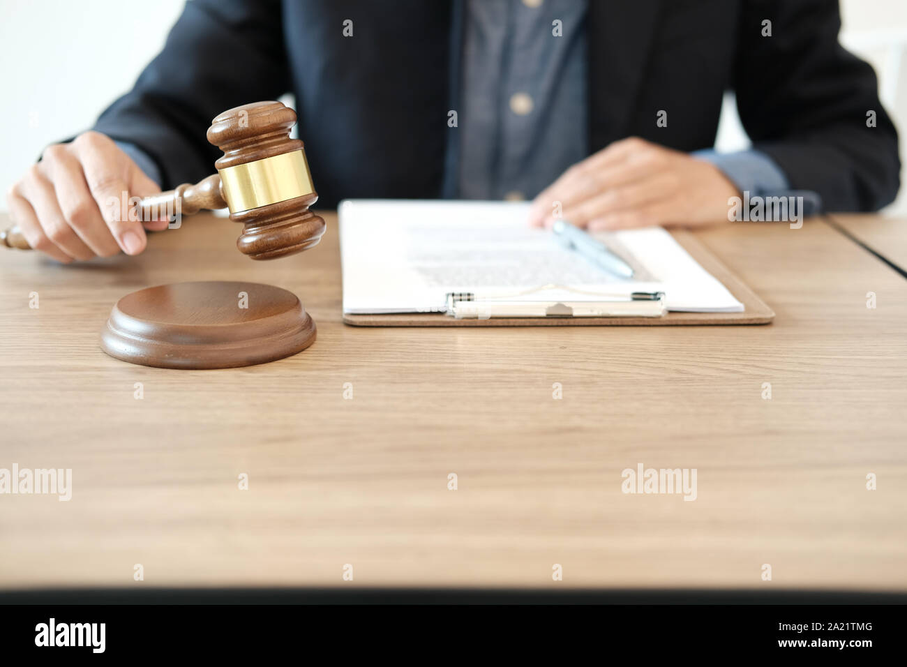 Judge hitting table gavel hires stock photography and images Alamy