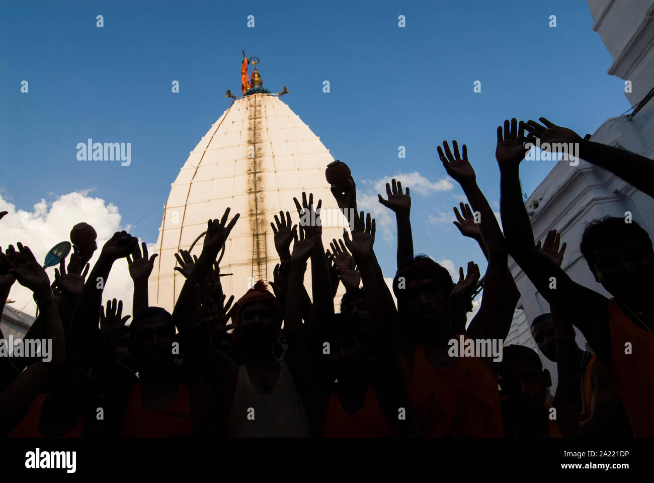INDIA Jharkhand Deogarh , Hindu pilgrims at Shiva temple during annual festival , it is one of the holy places with a Jyothi lingam, a Phallus symbol of Hindu god Shiva / INDIEN  Jharkhand Deogarh , Hindus besuchen das Tempelfest am Shiva Tempel wo sich ein Jyothi lingam befindet Stock Photo